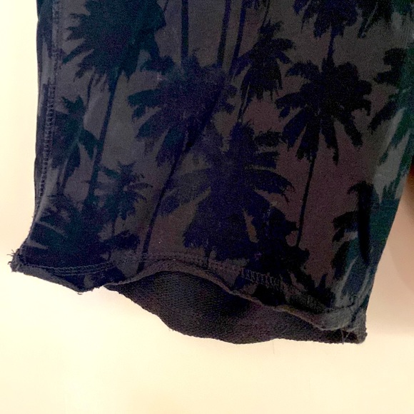 Menswear. H&M LOGG. Summertime comfortable printed shorts. - Picture 3 of 7